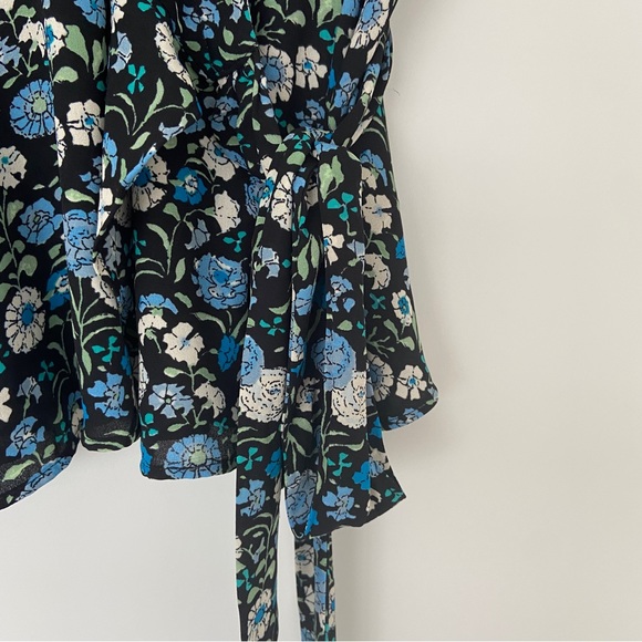LOFT BLACK/BLUE FLORAL WRAP TOP/BLOUSE WITH PEPLUM AND FLUTTER SLEEVES, MEDIUM - Picture 3 of 9